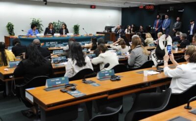 Mulheres parlamentares do BRICS temem que IA reforce desigualdades entre os gêneros