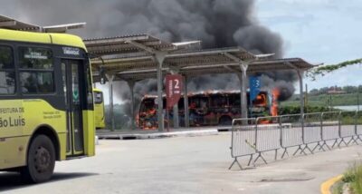 CINZAS : FALTA DE FISCALIZAÇÃO  DA PREFEITURA NA CIRCULAÇÃO DA FROTA DE TRANSPORTES NA CAPITAL PROVOCA INCÊNDIO DE ÔNIBUS VELHO DA 1001 NO TERMINAL DA PRAIA GRANDE