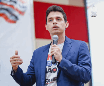Ivo Rezende retira candidatura em São Mateus
