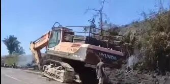Escavadeira cai de veículo, atinge carro e motos e 4 pessoas morrem no sudeste do Pará