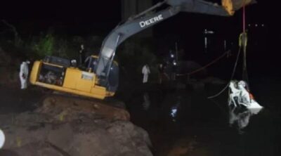 Marinha e Bombeiros retira carro do rio que estava mãe e filha após queda da ponte de Estreito