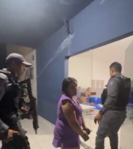 PM conduz mulher por suspeita de tráfico de drogas na Aurora, em São Luís