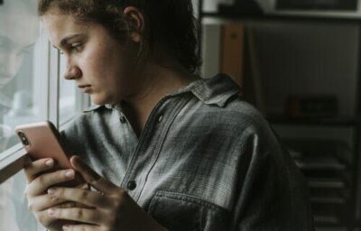Saúde mental de adolescentes: mais de três horas por dia em comportamentos sedentários piora o quadro