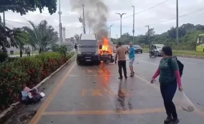 Motorista perde o controle, bate em van, pega fogo e provoca incêndio em outro veículo