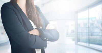 Desigualdade salarial se mantém com mulheres recebendo 20% menos