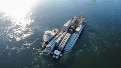 Balsa afunda no Rio Tocantins com carga de postes