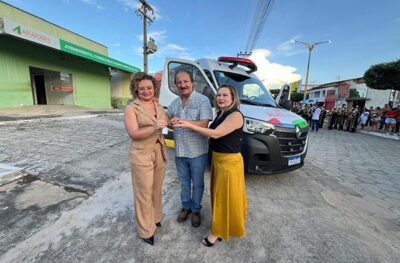 Em ato simbólico, prefeito Neto Carvalho entrega nova ambulância para servir o araiosense