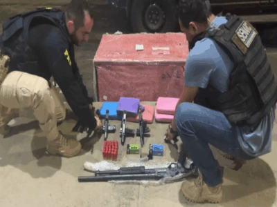 Passageiro é flagrado com armas e drogas em ônibus