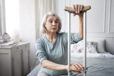 Confira fatores de risco e como prevenir quedas em idosos