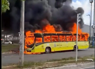 Assista! Ônibus pega fogo, na manhã desta sexta-feira, na Forquilha
