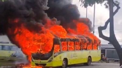 Ônibus pega fogo no bairro Forquilha em São Luís e assusta passageiros