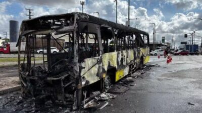Passagem cara, ônibus sucateados e risco diário aos usuários