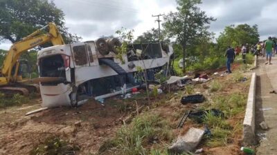Grave acidente deixa 7 mortos e 15 feridos na BR-135