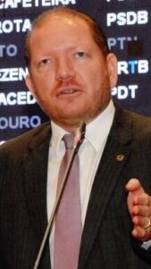 Requerimento indeferido mostra que base governista vai confrontar Othelino Neto e grupo de oposição