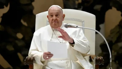Papa Francisco recebe alta após 38 dias internado e agradece orações: “Obrigado a todos”