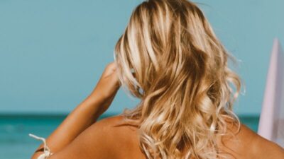 4 dicas para cuidar dos fios loiros no verão
