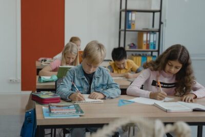 Pais poderão tirar filhos de aulas com temas LGBTQIA+