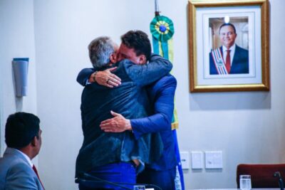 Phil Camarão vai às lágrimas durante a posse do filho Felipe no governo