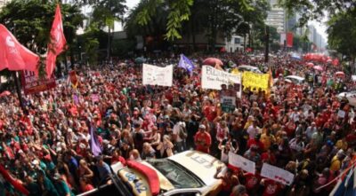 Manifestantes tomam as ruas em rechaço ao PL da anistia a Bolsonaro e golpistas