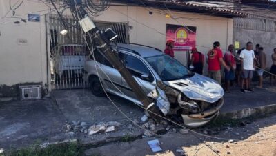 Carro perde o controle, bate em poste e invade residência no bairro Maiobão, em Paço do Lumiar