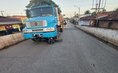 Colisão entre moto e caminhão deixa um ferido grave em Rosário