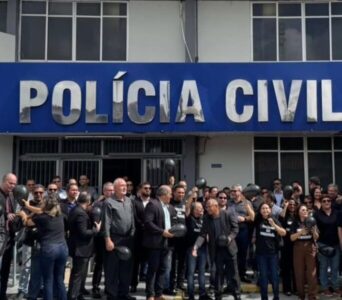 Delegados realizam manifestação em frente à Delegacia-Geral, em São Luís