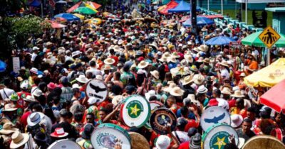 Multidão e grupos de bumba meu boi se reúnem no bairro João Paulo, em São Luís, para tradicional homenagem a São Marçal