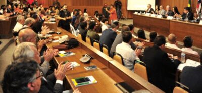 Eliziane Gama coordena os trabalhos em seminário sobre impactos e repercussões da exploração da Margem Equatorial no Maranhão