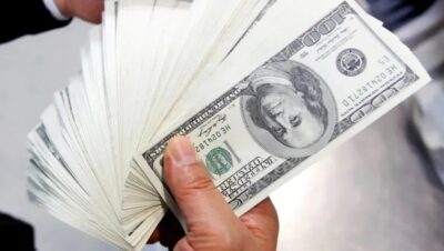 Dólar atinge R$ 5,60 e Bolsa fecha em queda, em dia de tensão global e doméstica