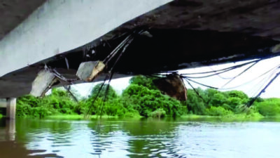 Com ponte interditada, motoristas fazem travessia arriscada em balsa improvisada no Maranhão