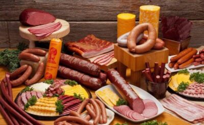 Bacon, salsicha e presunto são tão cancerígenos quanto cigarro, alerta Organização Mundial de Saúde (OMS)
