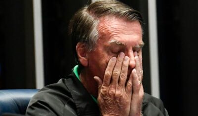 Bolsonaro é condenado a pagar R$ 150 mil por imagens de crianças ‘fazendo arminha’ e fala sobre ‘pintar um clima’