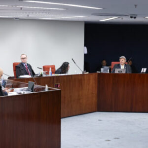 Julgamento que pode tornar Bolsonaro e mais sete aliados réus é retomado no STF