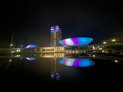 Congresso ganha projeção das cores da bandeira trans nesta quarta-feira