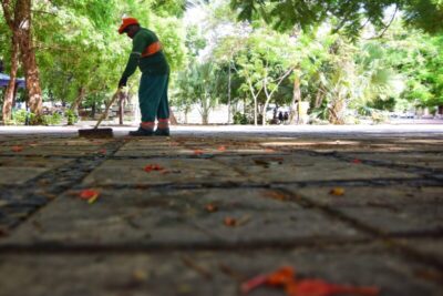 Ação conjunta da ETURB e SDU Centro inicia trabalho de revitalização da Praça do Liceu em Teresina