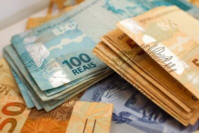 Salário mínimo passa a valer R$ 1,1 mil a partir desta sexta-feira