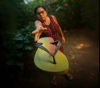 É por isso que muitas mães e avós se tornaram notórias “atiradoras de chinelo”