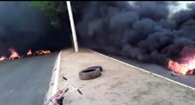 Terrorismo? Nuvens de fumaças negras tomam conta de ruas no São Cristóvão, próximo do aeroporto onde Bolsonaro será recepcionado…