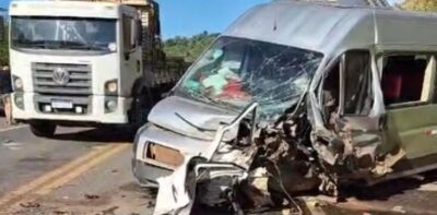 Tragédia: Carro entra na contramão em curva e se choca com van provocando três mortes na BR-222