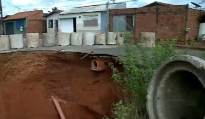 Moradores do Residencial Ribeira vivem sob risco com avanço de crateras