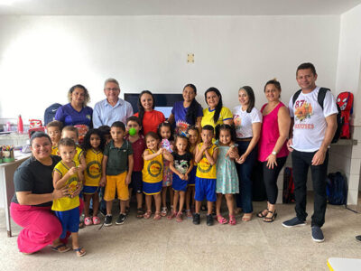 Creche Vó Sinhá / Tia Bernarda e U.E. Raimundo Gomes recebem televisores para fortalecer a aprendizagem