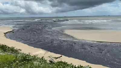 Mancha escura na praia do Olho d’Água acende alerta para poluição em São Luís