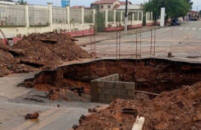 Cratera formada após chuvas causa transtornos em via próximo à UPA do Maiobão