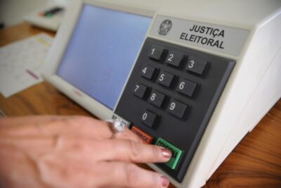 Prefeitos e vereadores têm até 6 de abril para se filiarem a um partido político