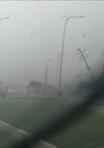 Urgente: ventos fortes derrubam portes na região Cohab-Forquilha, em São Luís…