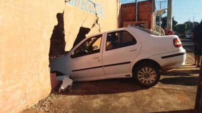 Carro perde o controle, invade igreja uma hora antes de culto e motorista foge do local
