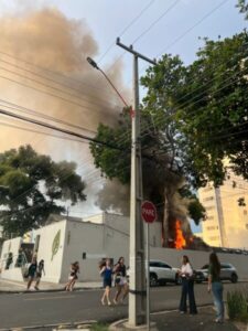 Incêndio de grandes proporções atinge restaurante na zona Leste de Teresina