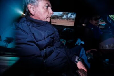 PF encontra pen drive escondido em banheiro da casa de Bolsonaro e cerca de US$ 14 mil