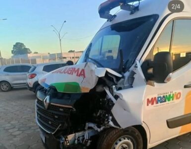 Prefeito do interior recebe ambulância nova e bate em traseira do caminhão em viagem para o município