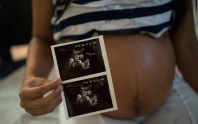 Brasileiras estão tendo menos filhos e adiando a maternidade, mostra IBGE